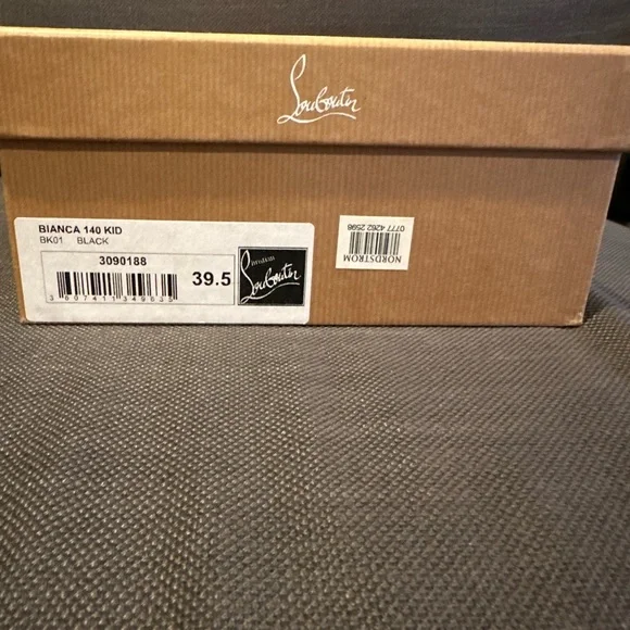 Christian Louboutin - Picture 4 of 4